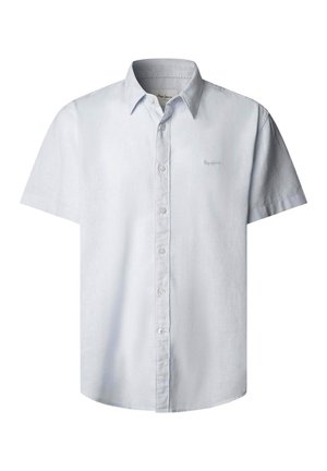 Camisa azul claro de manga corta con botones, cuello y logo bordado sutil en el lado izquierdo del pecho.