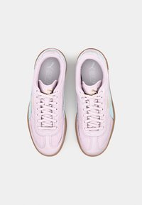 Světle růžové šněrovací tenisky s mátovými akcenty a gumovou podrážkou. Mají hladké a texturované materiály s decentním logem na jazyku.