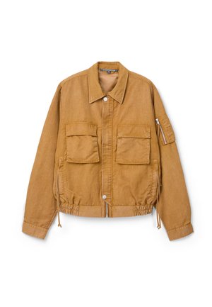 Giacca in cotone marrone con due tasche anteriori con patta, chiusura con zip e bottoni, orlo elastico con coulisse e tasca con zip sulla manica sinistra.