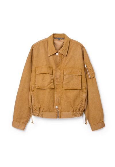 Chaqueta de algodón marrón con dos bolsillos frontales con solapa, cierre de cremallera y botones, dobladillo elástico con cordones ajustables y bolsillo con cremallera en la manga izquierda.