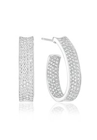 Silver hoops örhängen med en texturerad yta prydd med små glittrande stenar som reflekterar ljus och skapar en glänsande effekt.
