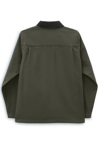 Camicia a maniche corte in tessuto verde oliva con colletto in velluto a coste nero, caratterizzata da una linea dritta e dettagli minimi di cucitura sul retro.