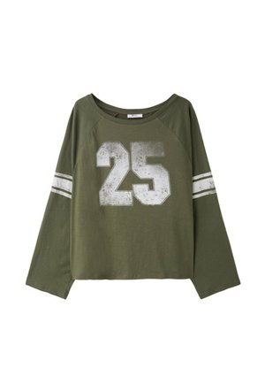 Stradivarius, BOAT NECK LONG SLEEVE T-SHIRT WITH PLACEMENT PRINT - T-shirt à manches longues - green