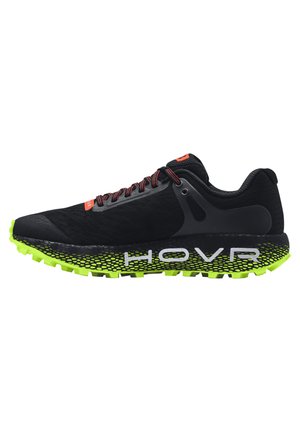 Scarpa sportiva nera con tomaia in rete traspirante, dettagli arancioni e suola testurizzata verde e nera. Presenta il logo HOVR e un design a strati.
