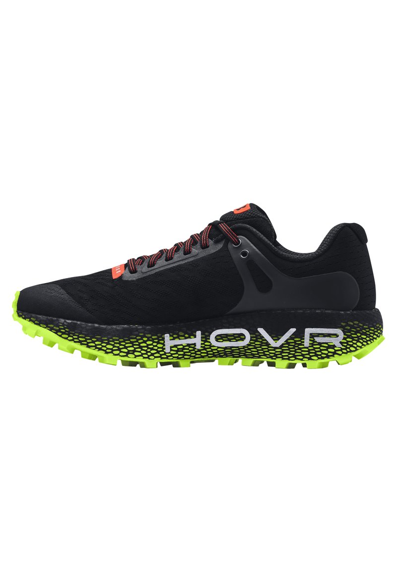 Scarpa sportiva nera con tomaia in rete traspirante, dettagli arancioni e suola testurizzata verde e nera. Presenta il logo HOVR e un design a strati.