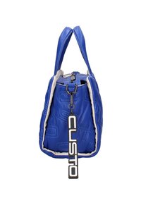 Sac à main en cuir bleu avec fermeture éclair cachée, côtés rembourrés doux, deux poignées, et une étiquette "CLUSTO" en noir et blanc suspendue sur le côté.