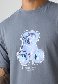 CLOSURE London GRAFFITI OUTLINE TEDDY TEE - T-shirts med print - midgrey