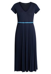 Marinblå klänning med V-ringning och korta ärmar, med en plisserad kjol. En horisontell rand i blått och vitt framhäver midjan. Slät textur.