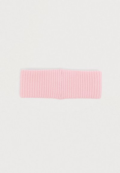 Ροζ πλεκτή κορδέλα μαλλιών με ανάγλυφη υφή, χαρακτηριστικό αδιάκοπο σχέδιο και μαλακό ύφασμα για άνετη εφαρμογή.