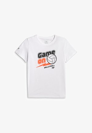 T-shirt blanc à manches courtes avec le texte « Game on », un graphisme de volley-ball et le mot « Volleyball » en lettres noires et orange.
