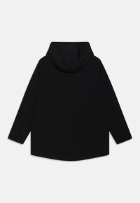 Čierna kapucňová bunda s voľným strihom, dlhými rukávmi a zakriveným lemom. Hladká textúra s minimálnym detailom na zadnej strane.