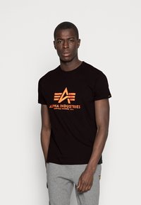 Alpha Industries - Marškinėliai su spaudiniu - black /neon orange Miniatiūros vaizdas 1