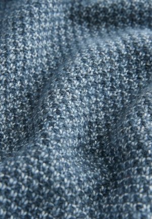 Strickstoff in verschiedenen Blautönen mit einem strukturierten Muster. Weicher, warmer Eindruck mit einer leicht flauschigen Oberfläche.