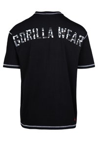 Fekete pamut póló, amelyen nagy méretű álcázó mintás "GORILLA WEAR" felirat található a háton, valamint kontrasztos varrás részletek a ujjakon.