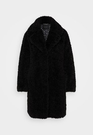Svart faux fur-kappa med noterad krage, lång ärm och en mjuk, texturerad yta. Har ett mönstrat innerfoder. Klassisk skärning.
