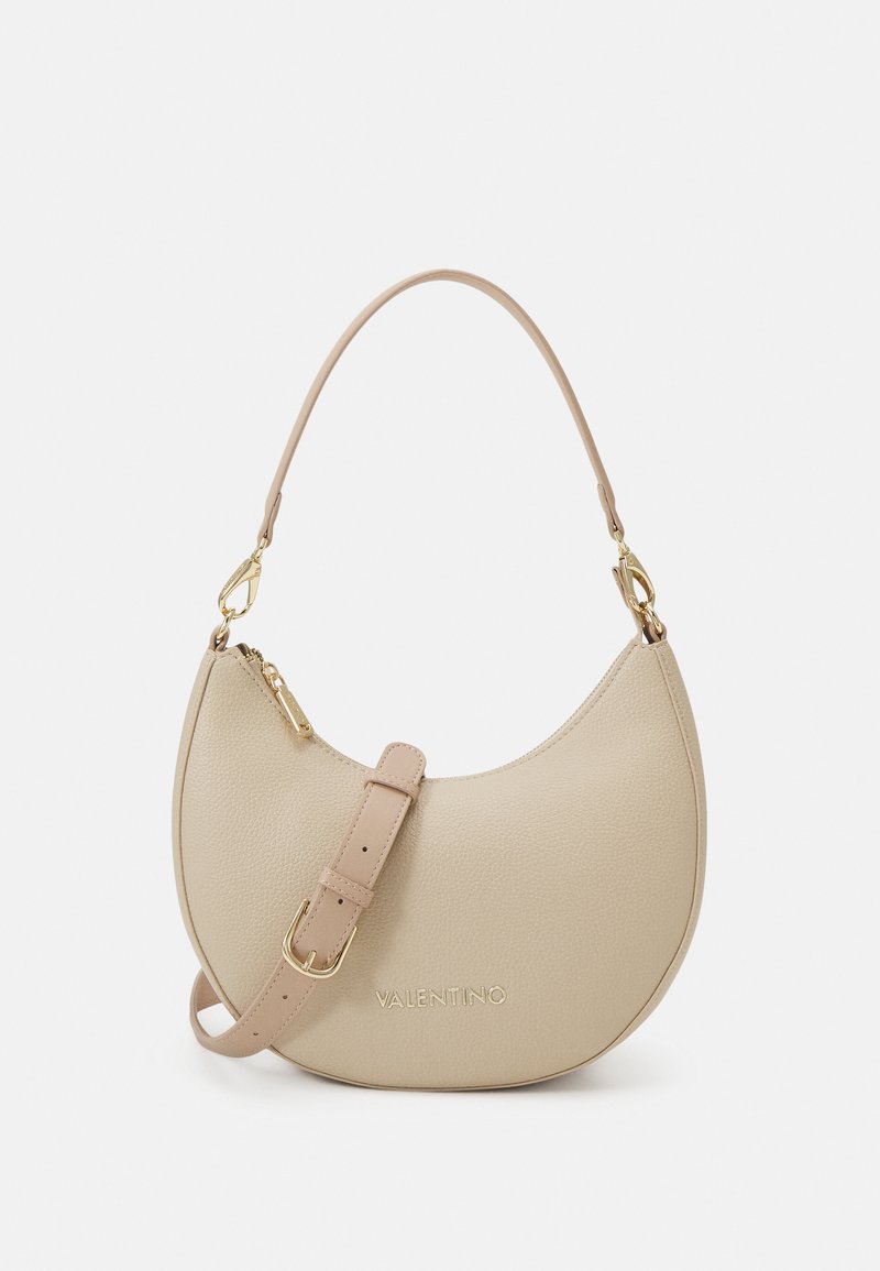 Beige läderhandväska med en halvmåneform, med avtagbar axelrem, guldfärgad hårdvara och präglad "Valentino"-logotyp.