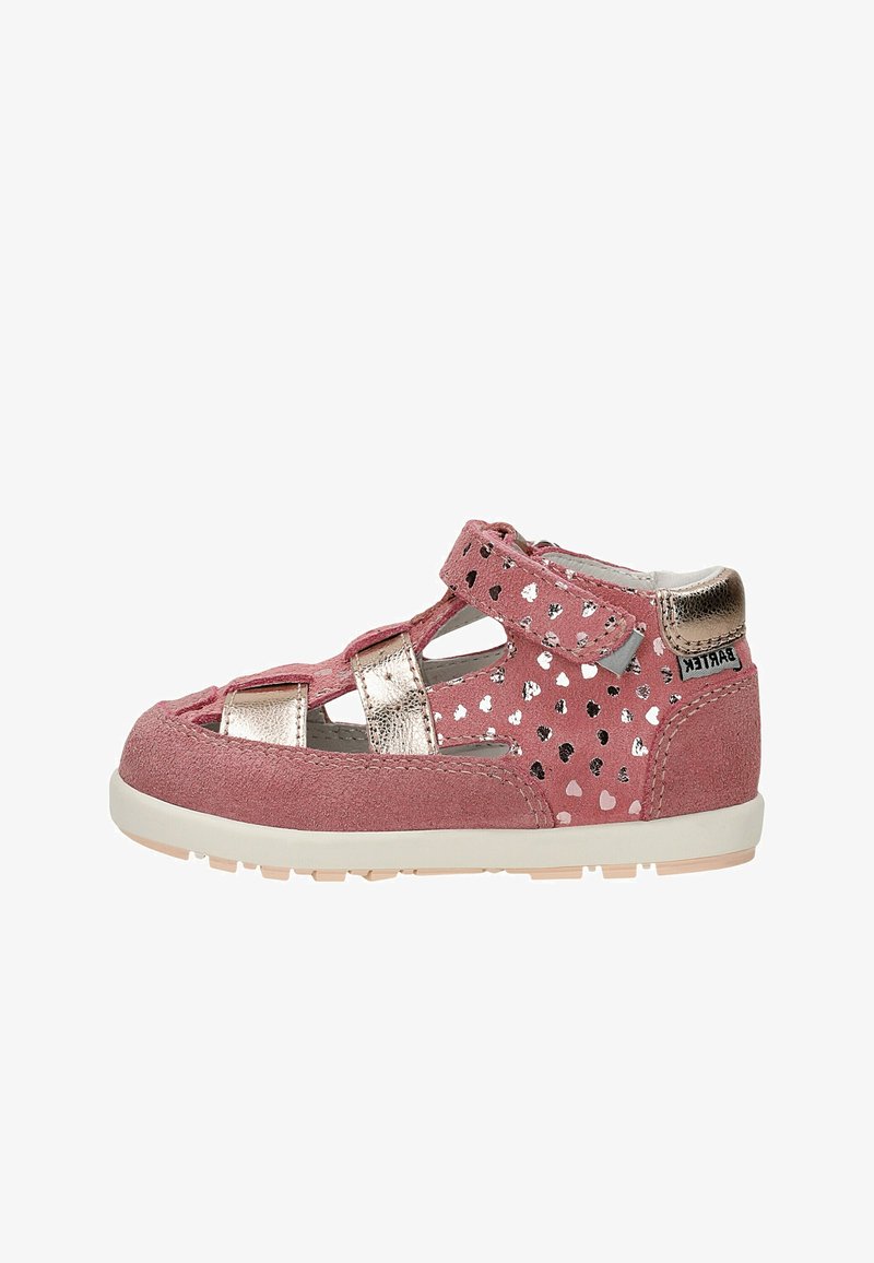 Sandale rose pour tout-petit avec lanières métalliques dorées, découpes en forme de cœur, fermeture à bande auto-agrippante et semelle blanche.