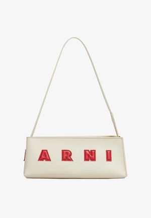 Borsa a mano in pelle crema con forma strutturata, caratterizzata da audaci lettere rosse "ARNI" sul davanti e una sottile tracolla regolabile.