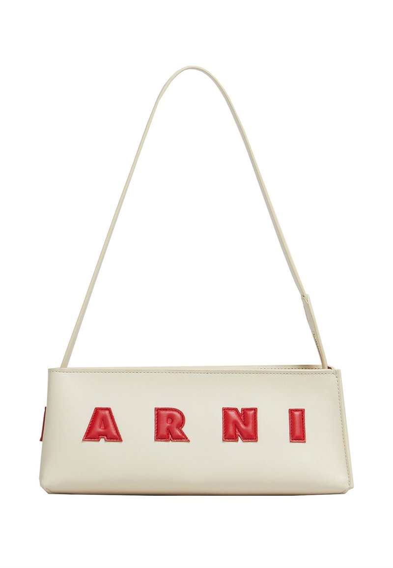 Borsa a mano in pelle crema con forma strutturata, caratterizzata da audaci lettere rosse "ARNI" sul davanti e una sottile tracolla regolabile.