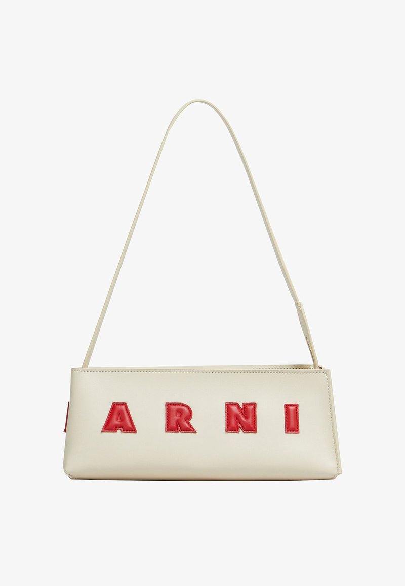 Borsa a mano in pelle crema con forma strutturata, caratterizzata da audaci lettere rosse "ARNI" sul davanti e una sottile tracolla regolabile.