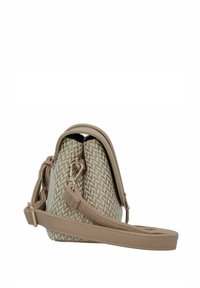 Bolso tejido color beige con un diseño estructurado, acentos de cuero suave, correa para el hombro ajustable y un cierre seguro con cremallera en la parte superior.