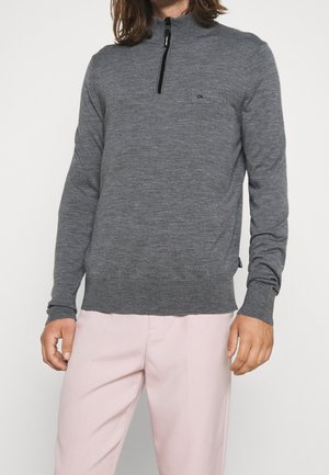 Grau langärmliger Pullover mit einem halben Reißverschlusskragen, gerippten Bündchen und Saum. Mit einem dezenten Logo auf der Brust und glatter Stofftextur.