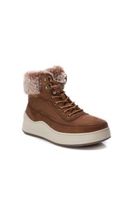 Stivale alla caviglia in suede marrone con colletto in ecopelliccia, design a lacci e suola a piattaforma di colore chiaro. Presenta occhielli in metallo e dettagli di cucitura.