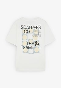 Bílý bavlněný tričko s černým potiskem "SCALPERS CO. REBEL BY NATURE" a grafikou lebky, umístěné na vzorovaném pozadí tvarů.