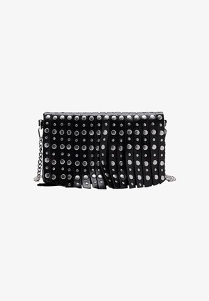 Clutch in pelle nera con strisce di frange verticali decorate con borchie tonde in argento e tracolla a catena argentata su sfondo bianco.