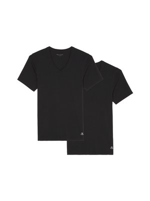 Dwie czarne t-shirty w serek wykonane z miękkiego materiału. Każdy ma krótkie rękawy i małe białe logo w lewym dolnym rogu.