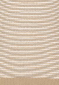 Beige tröja med horisontella vita ränder, stickad textur, ribbad nederkant och krage, med en mjuk och elastisk tygblandning.