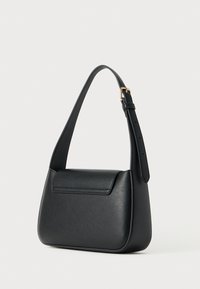 Μαύρη δερμάτινη τσάντα ώμου με επίπεδη εμπρόσθια πόρπη, καμπυλωτό σχήμα και ένα ρυθμιζόμενο λουρί. Υπάρχουν λεπτομέρειες από χρυσό μέταλλο.