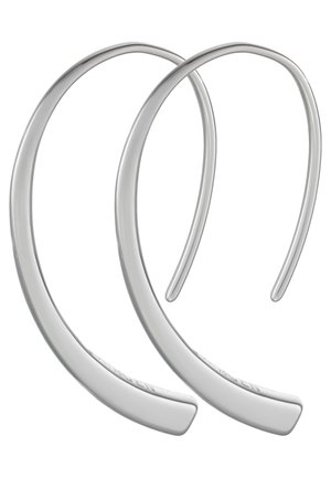 Pendientes de aro de metal plateado con una superficie lisa y brillante, en forma de media luna, que presentan un diseño minimalista y sin patrones visibles.