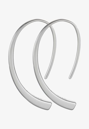 Orecchini a cerchio in metallo argentato con superficie liscia e lucida e forma a mezzaluna, caratterizzati da un design minimalista e senza motivi visibili.