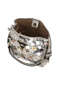 Srebrna torebka z cekinami i okrągłymi kształtami, czarne i kolorowe akcenty, pasek na łańcuszku oraz pojedyncze zapięcie na zatrzask. Wnętrze beżowe.