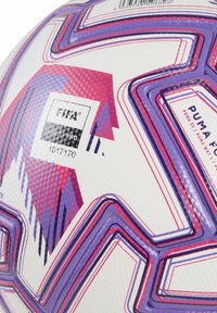 Pallone da calcio bianco con motivi geometrici viola e rosa, logo FIFA Quality Pro e marchio Puma visibili sulla superficie strutturata.