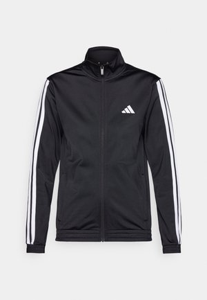 Zwarte sportjack met een hoge kraag, voorrits en witte accentstrepen langs de armen. Bevat een geborduurd wit logo op de borst.