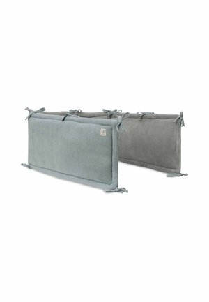 Ciel de lit en bleu clair et gris, avec un tissu texturé et des liens pour l'attachement, et un motif subtil d'un côté.