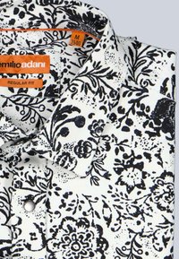 Schwarzes und weißes, floral gemustertes Hemd mit breitem Kragen, regulärer Passform und orangefarbenem Etikett mit der Aufschrift "Emilio Adani." Strukturierter Stoff.