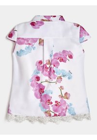 Chemise blanche avec imprimé floral d'orchidées roses et bleues, manches courtes, col, dos plissé et bord en dentelle légère à l'ourlet.