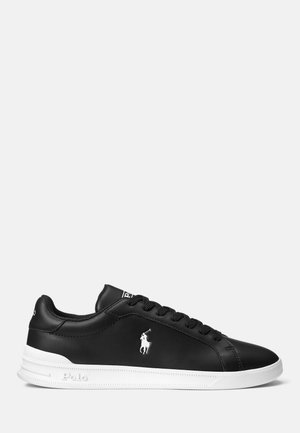 Schwarzer Low-Top Sneaker mit weißer Sohle, schwarzen Schnürsenkeln und weißem Polo Ralph Lauren Logo an der Seite und auf der Fersenschlaufe.