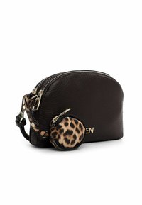 Borsa cosmetica in pelle nera con forma arrotondata, dotata di una pochette con motivo leopardato. Gli accessori in metallo dorato completano il design.
