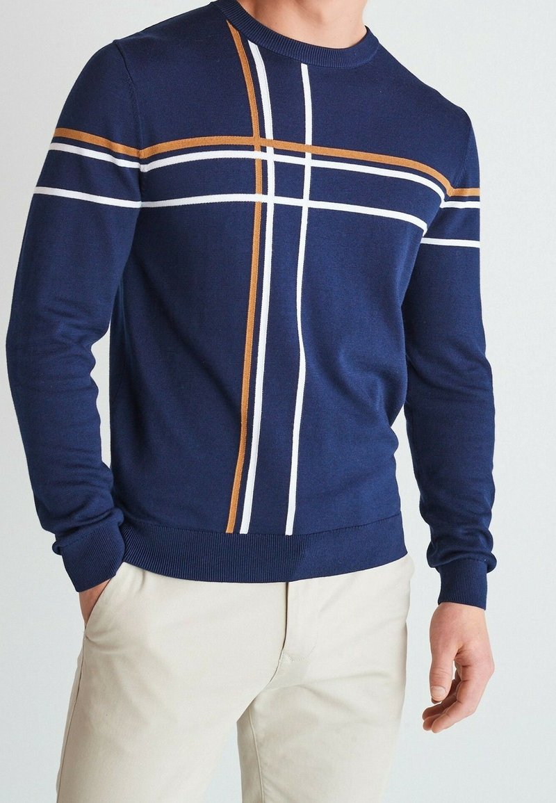 Dunkelblauer Pullover mit horizontalen Streifen in Weiß und Gold, runder Ausschnitt, gerippte Bündchen und Saum, aus leichtem Strickstoff gefertigt.