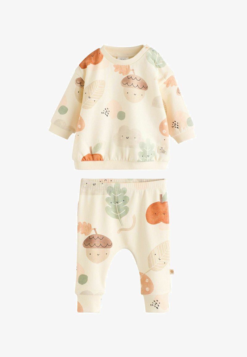 Conjunto para bebé de color crema con mangas largas y pantalones, decorado con bellotas sonrientes, hojas, calabazas y nubes en suaves colores otoñales.