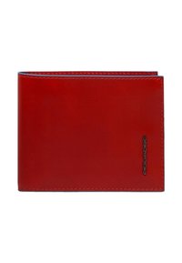 Rode leren portemonnee met een gladde textuur, voorzien van een contrasterende blauwe voering en witte stiksels, gebrandmerkt met een zilveren logo aan de voorkant.