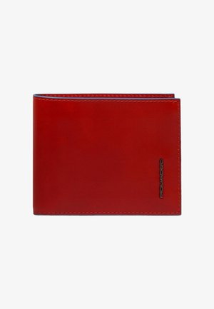 Portafoglio in pelle rossa con una texture liscia, foderato internamente di blu a contrasto e cuciture bianche, con un logo argentato sulla parte anteriore.