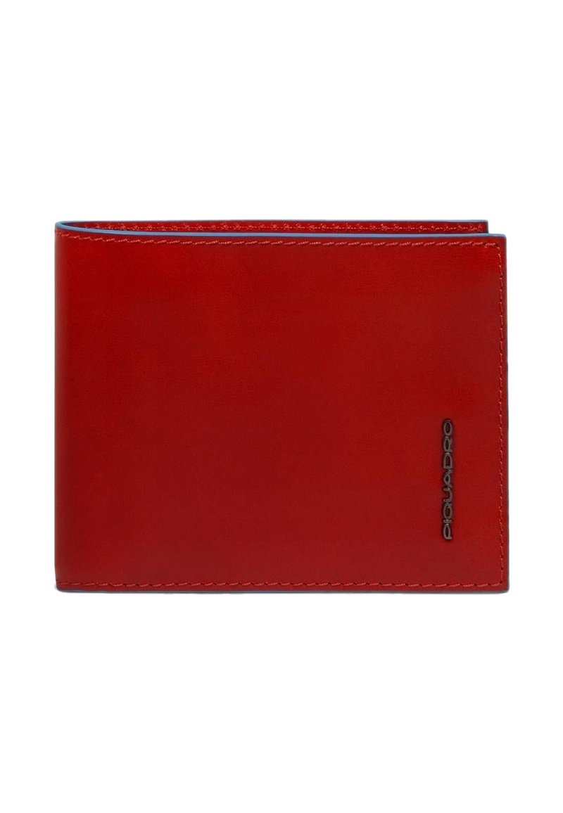 Rode leren portemonnee met een gladde textuur, voorzien van een contrasterende blauwe voering en witte stiksels, gebrandmerkt met een zilveren logo aan de voorkant.
