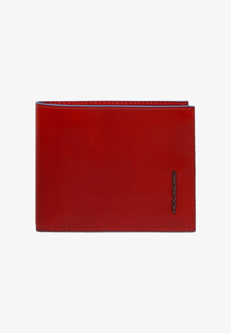 Rode leren portemonnee met een gladde textuur, voorzien van een contrasterende blauwe voering en witte stiksels, gebrandmerkt met een zilveren logo aan de voorkant.