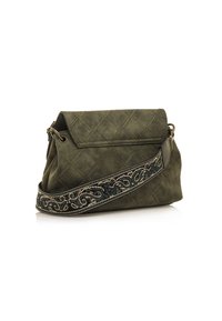 Borsa a tracolla in pelle trapuntata verde oliva con pattina pieghevole e una tracolla in tessuto decorato con disegni intricati in verde scuro e crema.