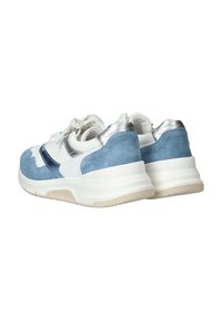 Blauwe en witte sneakers van suede en leer, met een zilveren accent op de hak en een gestructureerde rubberen zool.